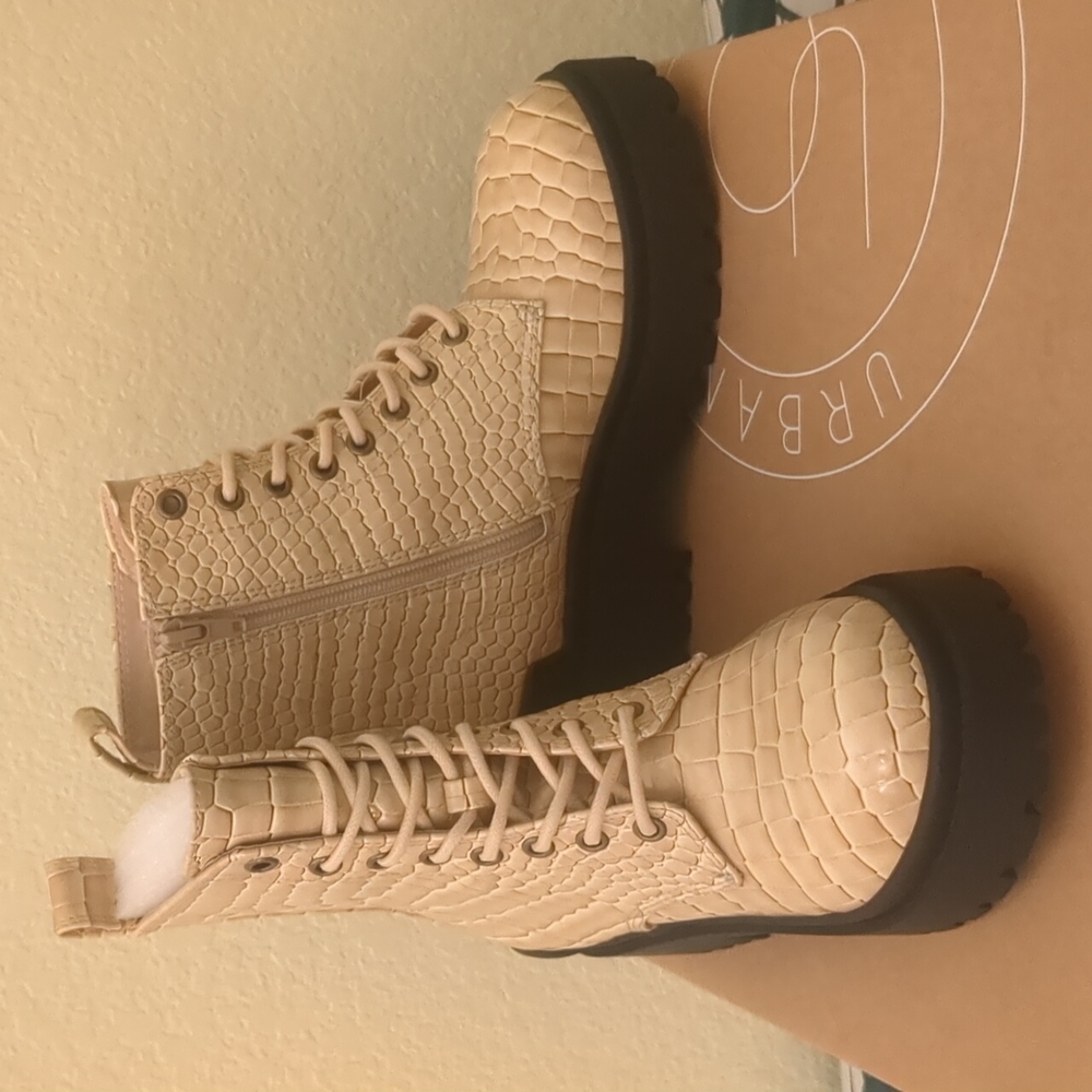 Urban Outfitters UO Brody Beige Crocodile Croc Platform Boots